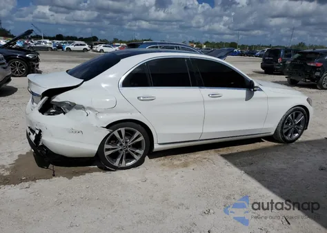 2017 Mercedes-Benz C 300 z USA, uszkodzony, nr VIN 55SWF4JB6HU218729